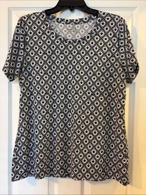 New: Be Inspired Black & White Geometric Short-Sleeve Top
